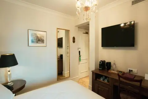 E'bel Boutique Hotel in Tirana — foto 11