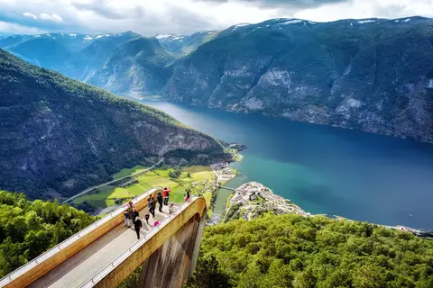 Bergen en fjorden in Noorwegen