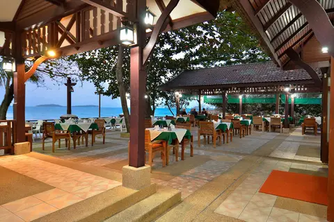 First Bungalow Beach Resort in บ้านเฉวง — foto 5