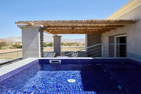 Sea Breeze Santorini Beach Resort, Curio Collection by Hilton in Εξωμύτης — foto 5