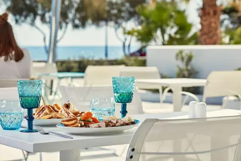 Aqua Blue Hotel - Member Of KD Hotels & Resorts in Santorini Sky, Luxury Resort, foto 4