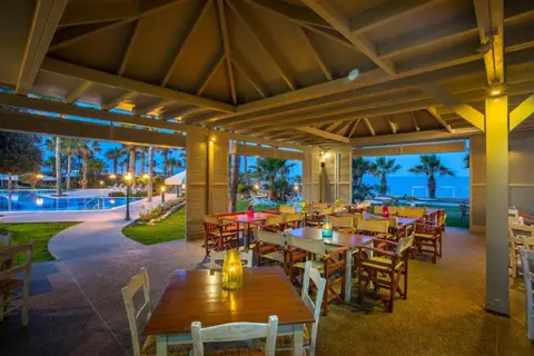 Aquamare Beach & Spa in Paphos — foto 17