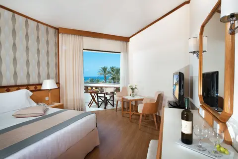 Constantinou Bros Pioneer Beach Hotel in Paphos — foto 29