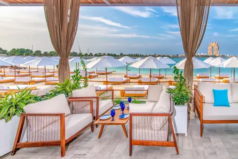 Radisson Blu Hotel & Resort, Abu Dhabi Corniche in الصاروج
