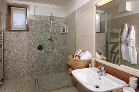 Tevini Dolomites Charming Hotel in Commezzadura — foto 80