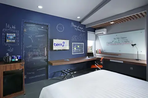 Berry Biz Hotel Sunset Road in Kuta — foto 30