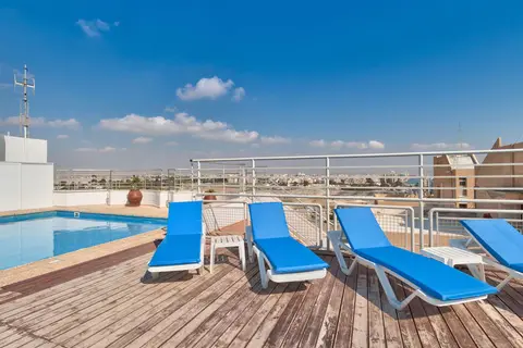 LIV Mackenzie Beach Suites in Larnaca — foto 2