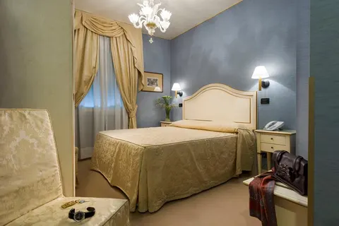 Carlton Capri foto 1