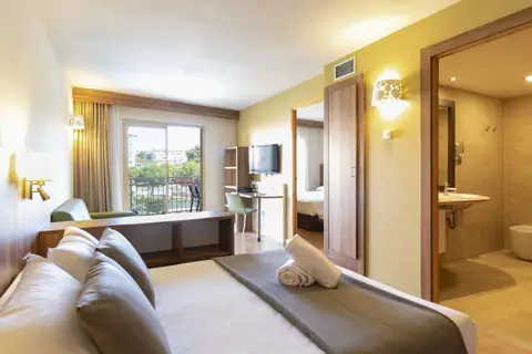 Golden Avenida Family Suites in Salou — foto 4