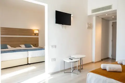Kapetanios Bay Hotel in Παραλίμνι — foto 21