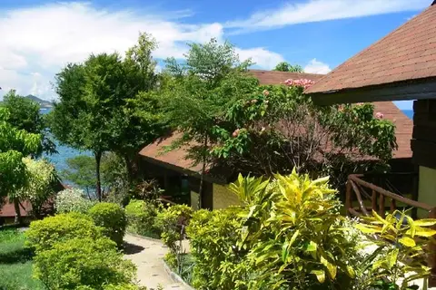 Hotel Coral Cliff Beach Resort in บ้านละไม — foto 9