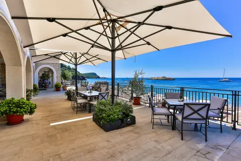 California in Sveti Stefan Island — foto 6