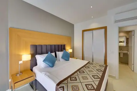 Ramada Hotel & Suites by Wyndham Kusadasi in Kuşadası, foto 3