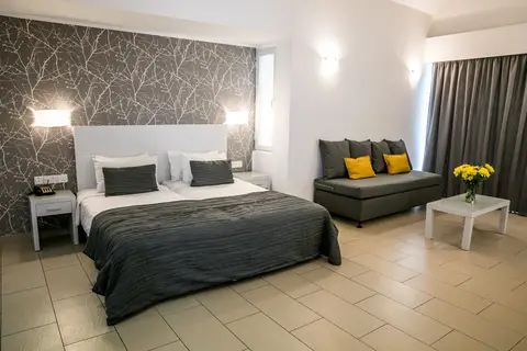 Theo Sunset Bay Hotel in Paphos — foto 18