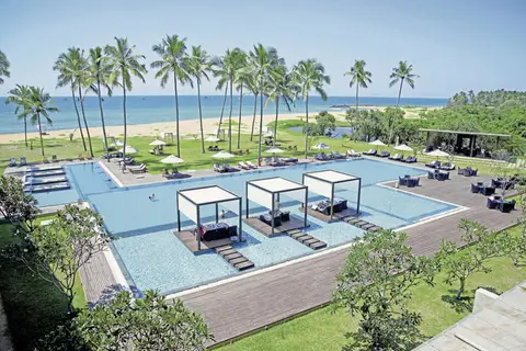 Suriya Luxury Resort in Waikkala