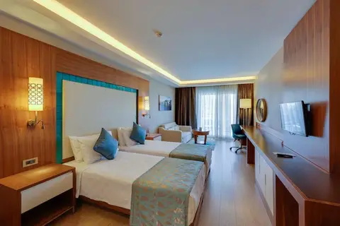 Ramada Hotel & Suites by Wyndham Kusadasi in Kuşadası, foto 7