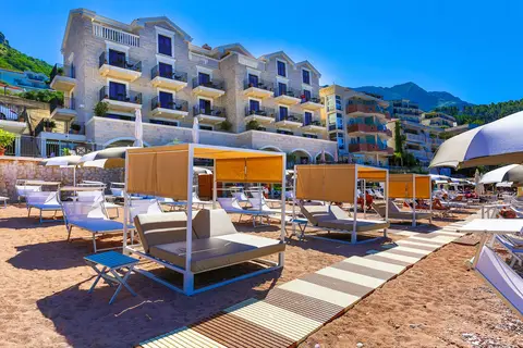 California in Sveti Stefan Island — foto 7
