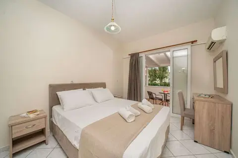 Karavados Beach Hotel in Καραβάδος — foto 5