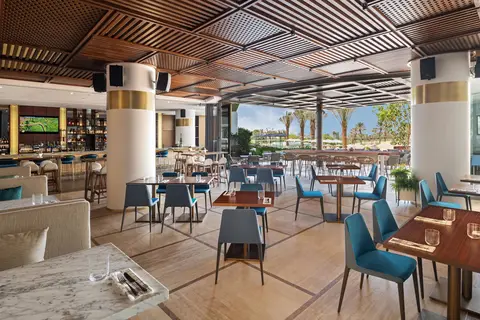 JA Beach Hotel in Ja Ocean View Hotel Padel Tennis Court — foto 8