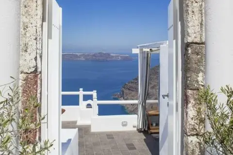 Mill Houses New Elegant Suites in Santorini Yachting Club