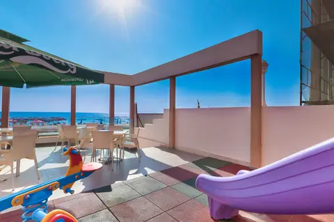 LIV Mackenzie Beach Suites in Larnaca — foto 13
