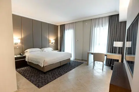 Beach Rotana - all suites in الزَّاهية
