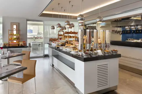 Ramada Hotel & Suites by Wyndham Izmir Kemalpasa in Konak, foto 4