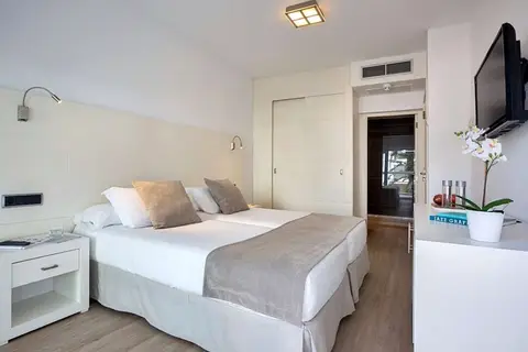 Las Gaviotas Suites Hotel in Muro — foto 3