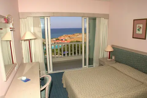 Denizkizi Royal Hotel in Alsancak — foto 11