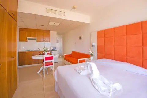 Marlita Hotel Apartments in Παραλίμνι — foto 11