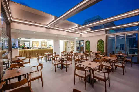 Sasso Hotel in Vlorë — foto 8