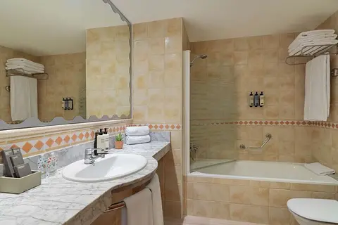 H10 Mediterranean Village in Salou — foto 30