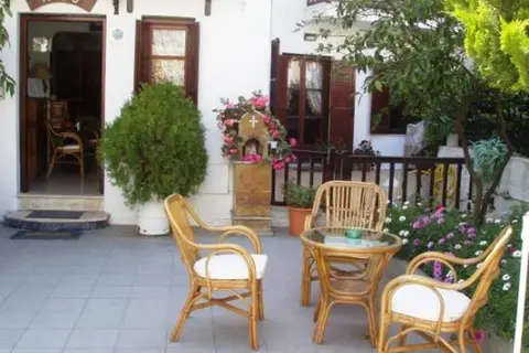 Petite Morfo Hotel in Καλύβια — foto 10