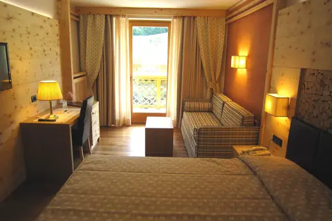 Tevini Dolomites Charming Hotel in Commezzadura — foto 77