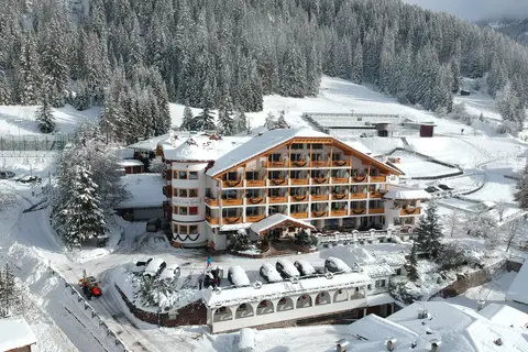 Hotel Cesa Tyrol in Canazei - Cianacei