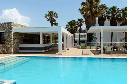 Cosmopolitan in Λάμπη — foto 2