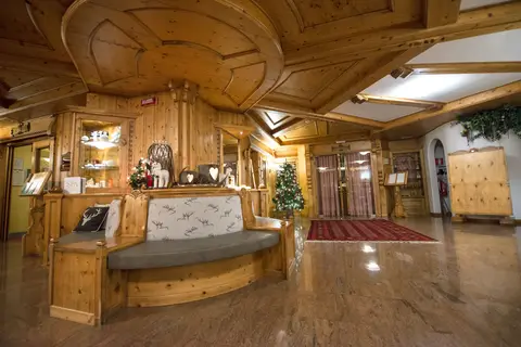 Tevini Dolomites Charming Hotel in Commezzadura — foto 22