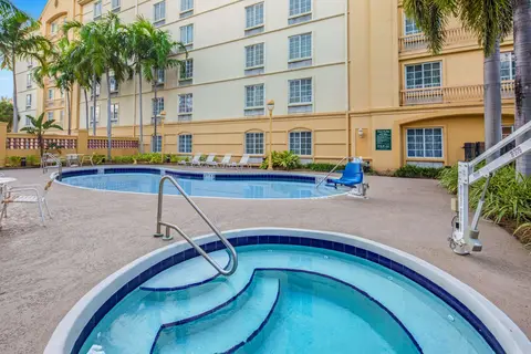 La Quinta Inn & Suites by Wyndham Miami Airport West in Miami — foto 6