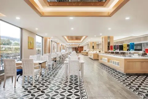 Ramada Hotel & Suites by Wyndham Kusadasi in Kusadasi — foto 27