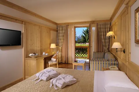 Tevini Dolomites Charming Hotel in Commezzadura — foto 85
