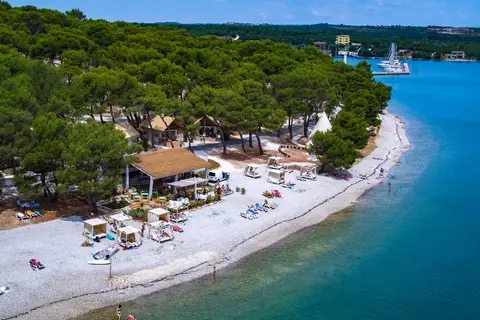 One 99 Glamping in Pomer