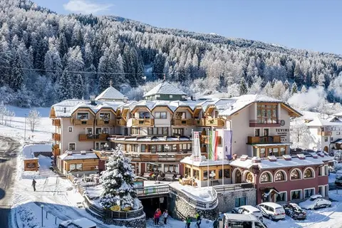 Tevini Dolomites Charming Hotel in Commezzadura — foto 2