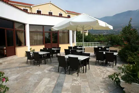 Karavados Beach Hotel in Καραβάδος — foto 7