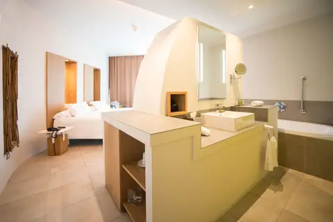 Fly & Go Higueron Hotel Malaga, Curio Collection by Hilton in Fuengirola — foto 4