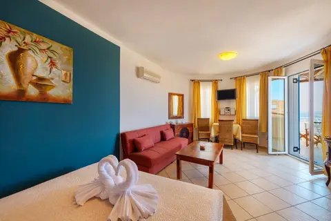 Sunrise Beach Suites in Αζόλιμνος — foto 18