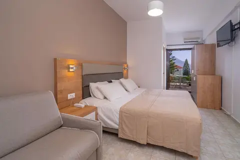 Karavados Beach Hotel in Καραβάδος — foto 2