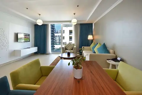 Jannah Place Dubai Marina in Kooya Filipino Eatery — foto 12