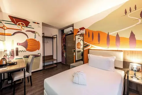 Muraless Art Hotel in Castel d'Azzano — foto 4