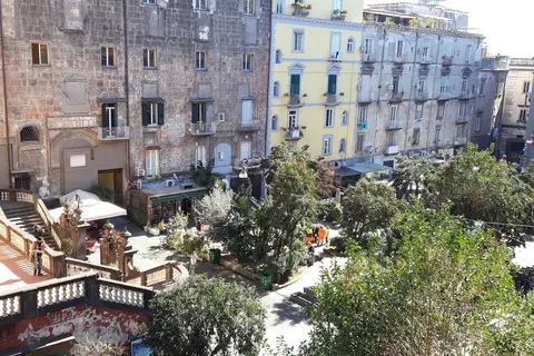 Piazza Bellini in Napels, foto 24