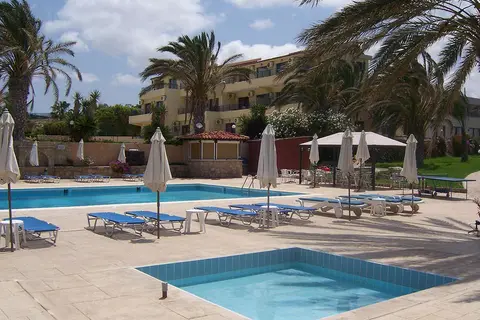 Vrachia Beach Hotel & Suites in Kissonerga